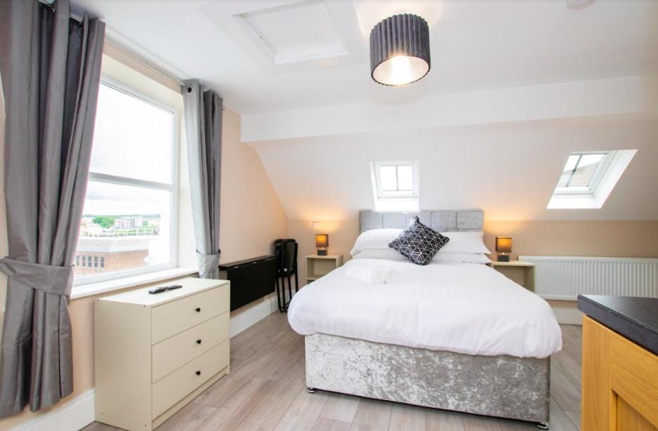 伦敦德里Quay 8的卧室配有白色的床和窗户。