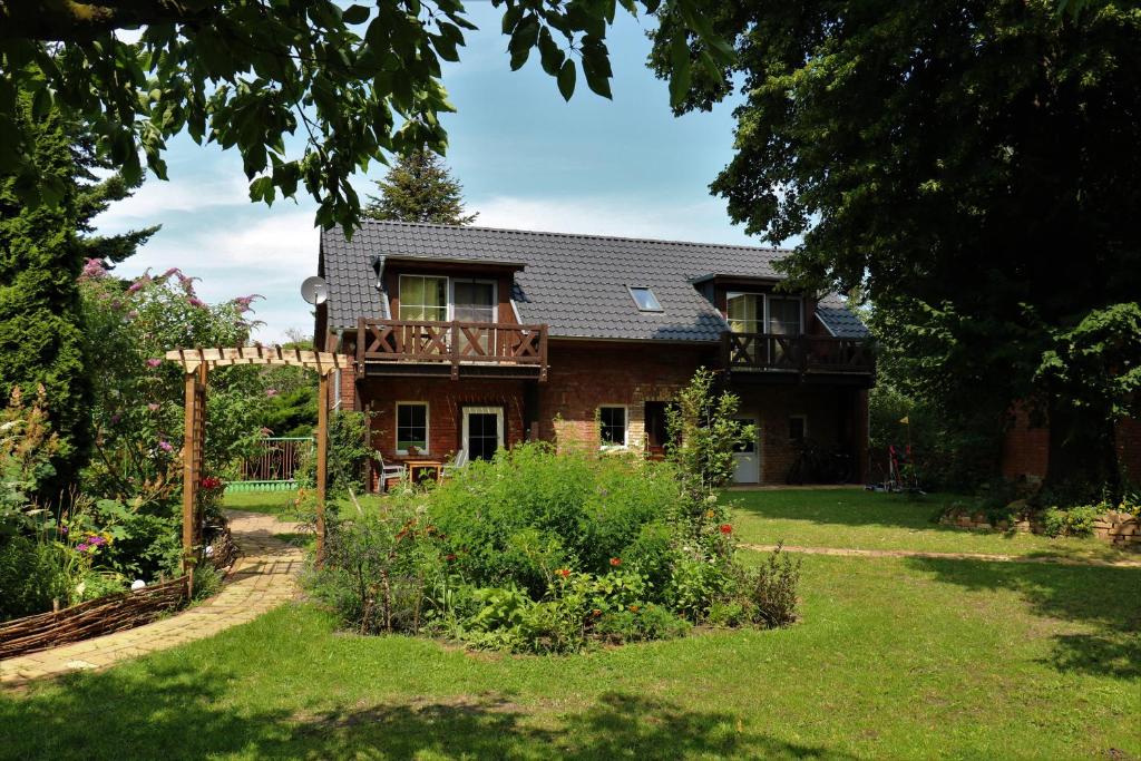 韦尔本Ferienwohnung im Spreewald in idyllischer Alleinlage的前面有花园的房子