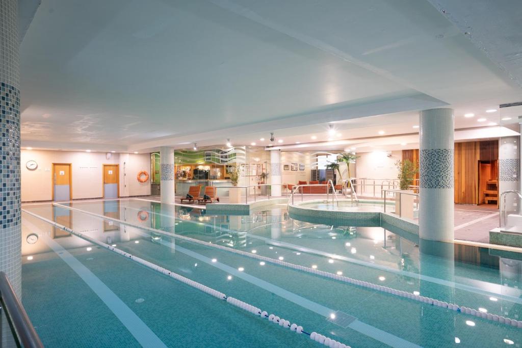 利默里克利默里克斯坦恩德酒店的酒店大楼内的大型游泳池