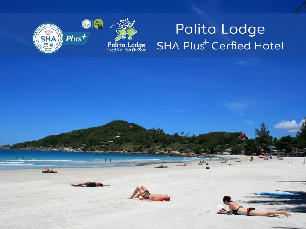 哈林海滩Palita Lodge - SHA Plus的一张海滩的照片,人们躺在沙滩上