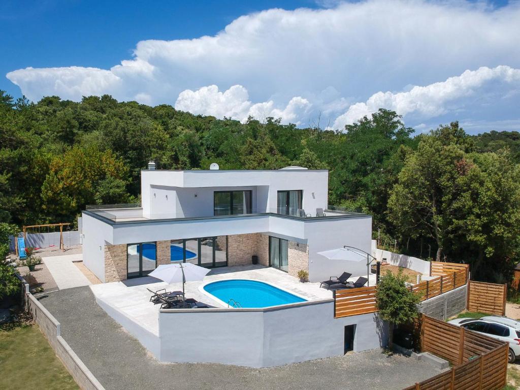洛帕Villa Pinnidae by Interhome的享有带游泳池的房屋的空中景致