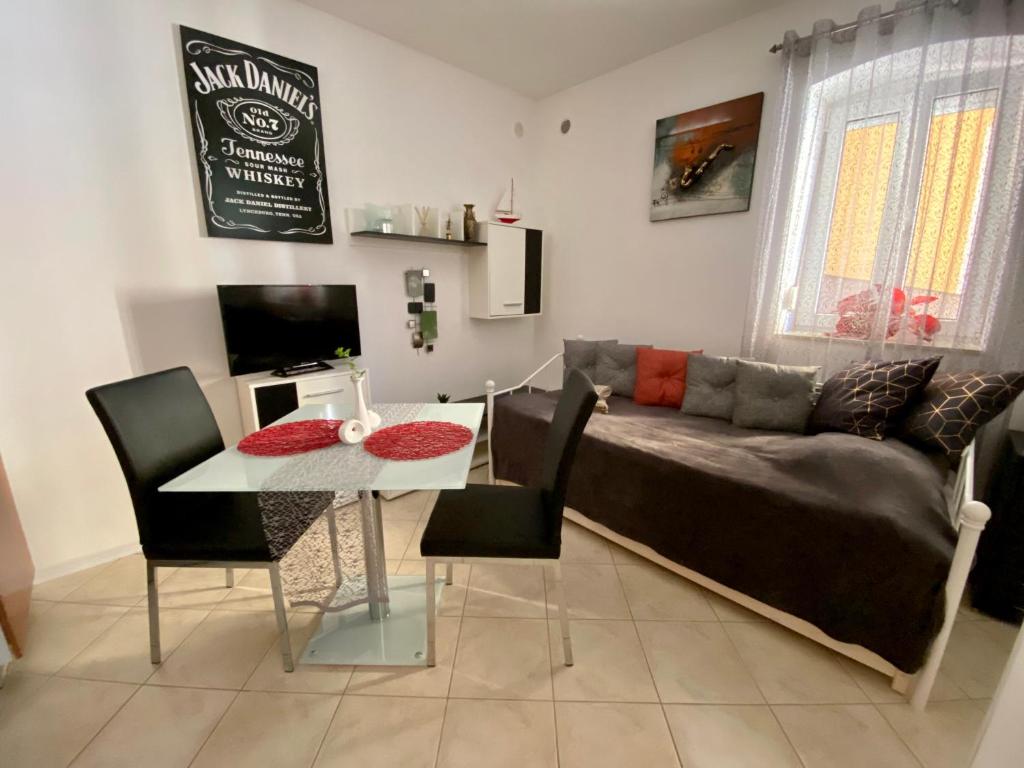 TrbovljeJack's Place的客厅配有沙发和桌子