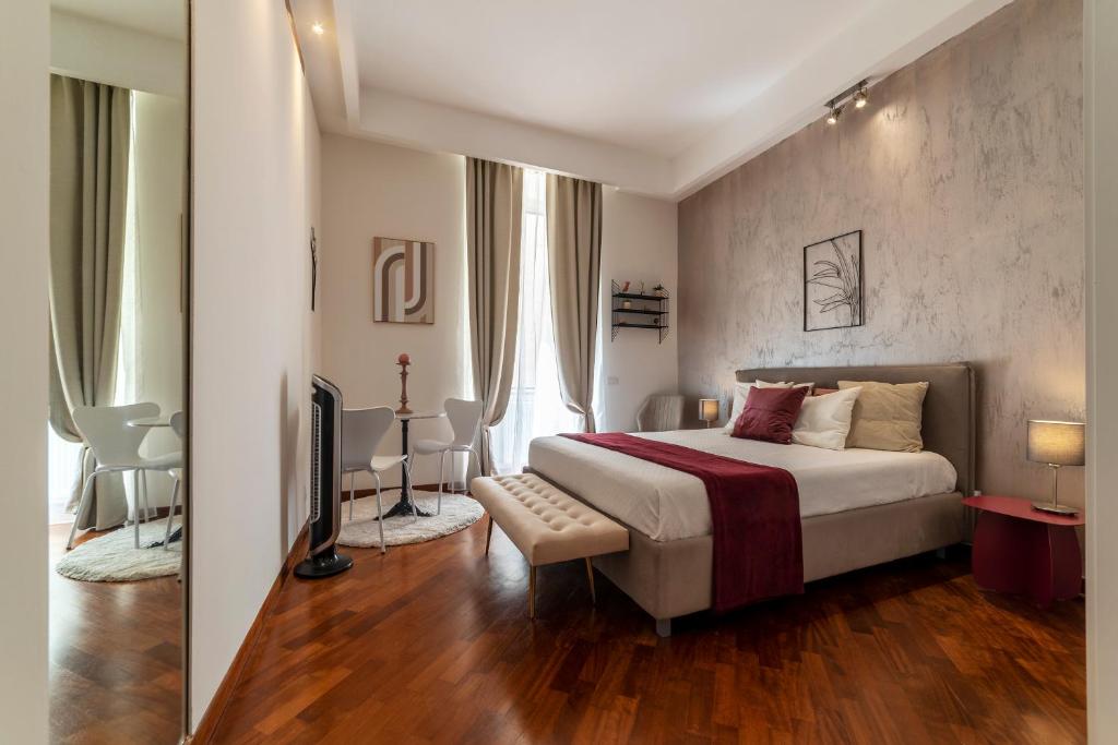 罗马Castel Sant'Angelo Design Apartment的一间卧室配有一张床和一台电视