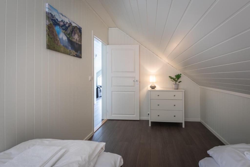 Lofoten Rorbu Lodge客房内的一张或多张床位