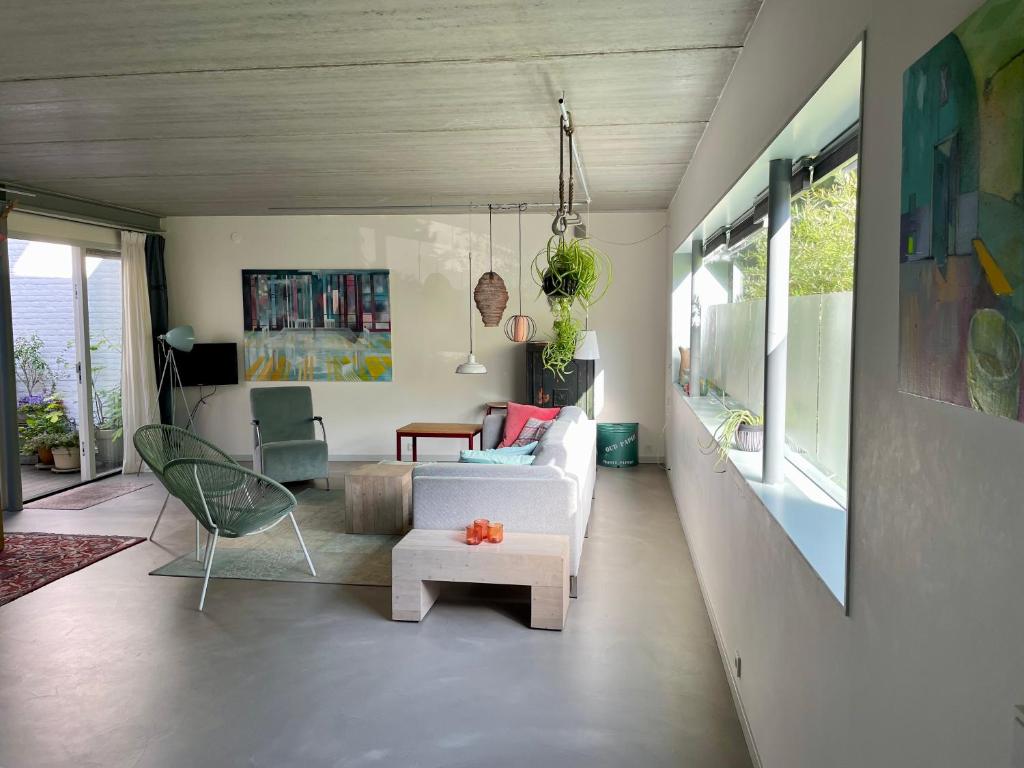 奈梅亨Studio In de Hoet的客厅配有白色的沙发和椅子