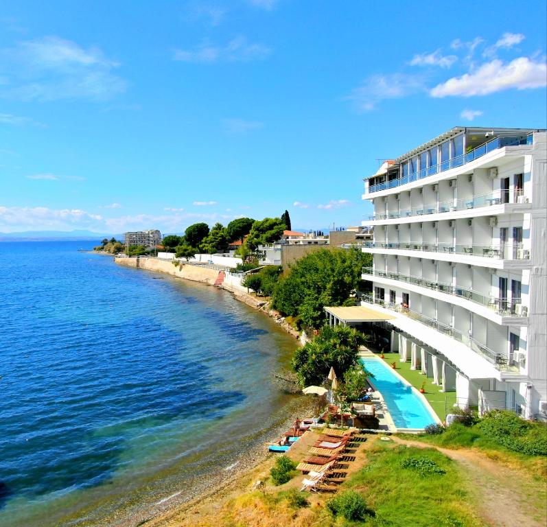 阿马林索斯波尔图埃维亚精品酒店 的海边的酒店