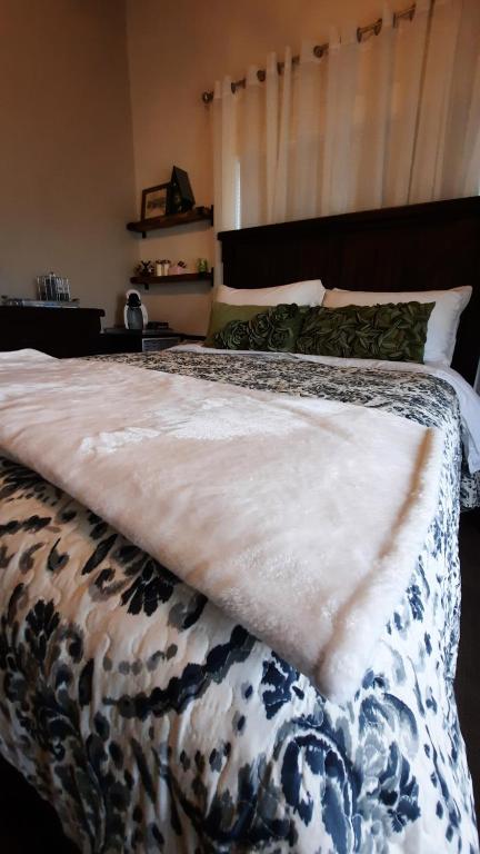 Dutch BrookBack Home Lodging的一间卧室配有一张床铺,床上有毯子