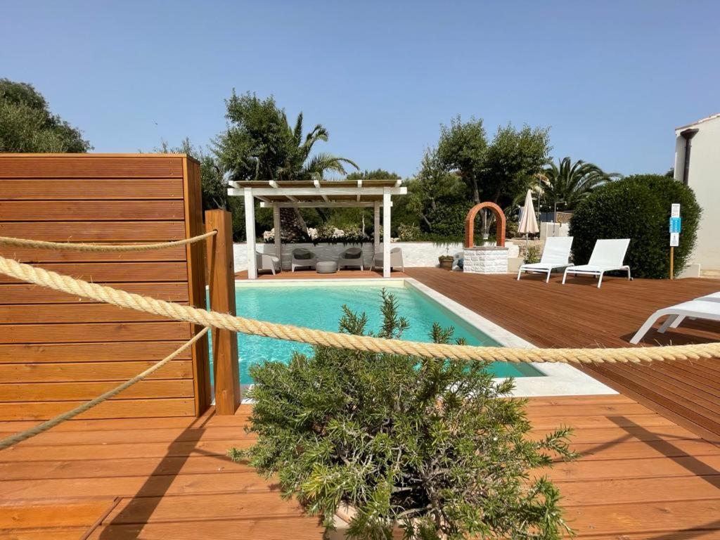 卡洛福泰Dimora Ferralasco的木甲板旁的带绳子的游泳池