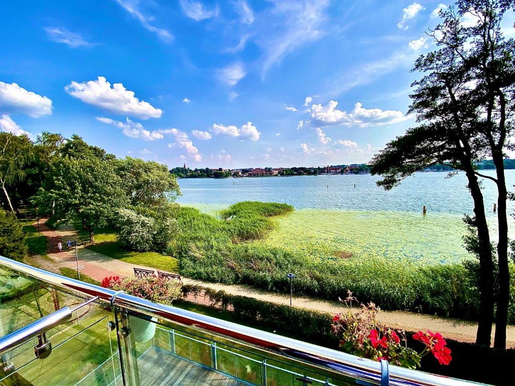 奥斯特罗达Lake View Ostróda Luxury Apartment的阳台享有湖景