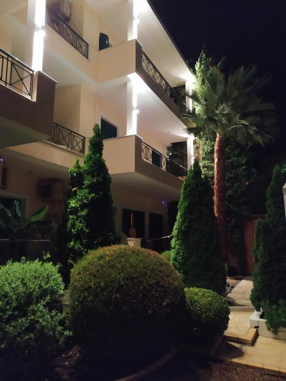 尼基亚娜卡特斯奴斯一室公寓的前面有棕榈树的建筑