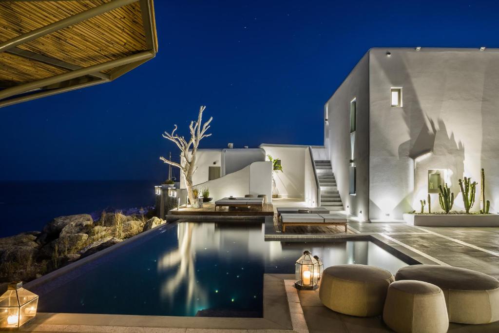 超级天堂海滩Amyth of Mykonos Super Paradise的一座晚上设有游泳池的房子