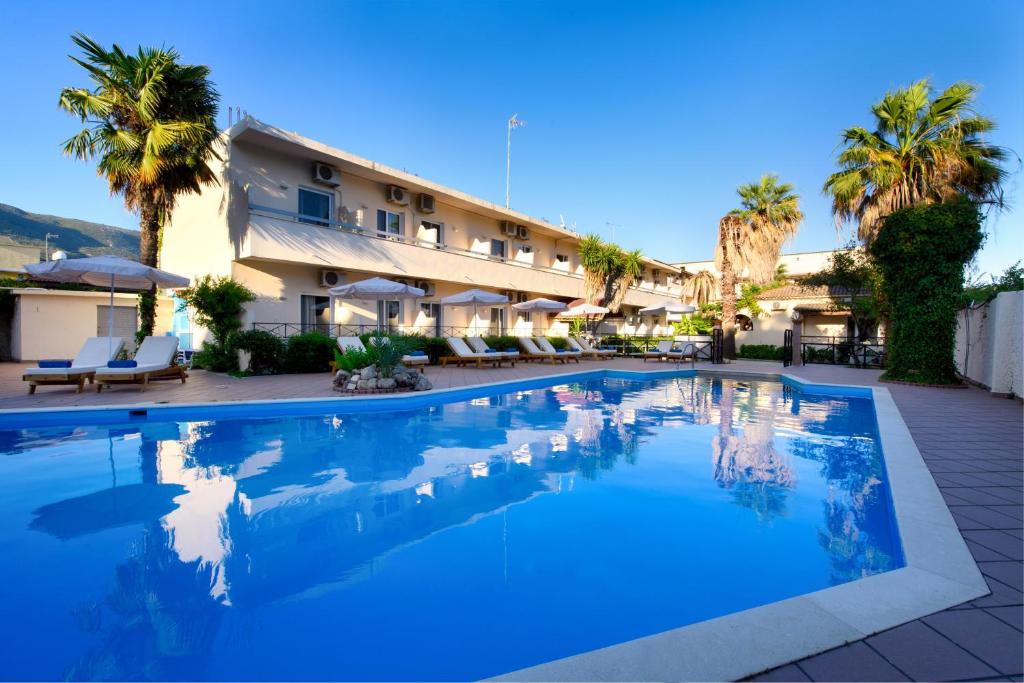 科孚镇Ipsos di Mare的酒店前方的大型游泳池