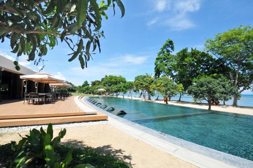 公主港巴拉望岛道夫酒店的一座位于海滨度假胜地的无边游泳池