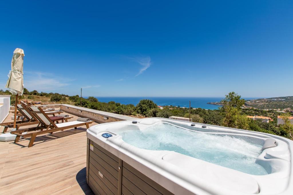 罗希姆诺Kallixeni Villas的海景甲板上的热水浴池