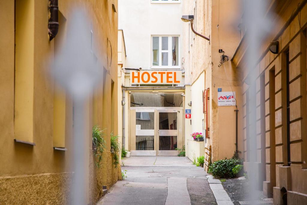布拉格Hostel Mandarinka的大楼上带有旅馆标志的小巷