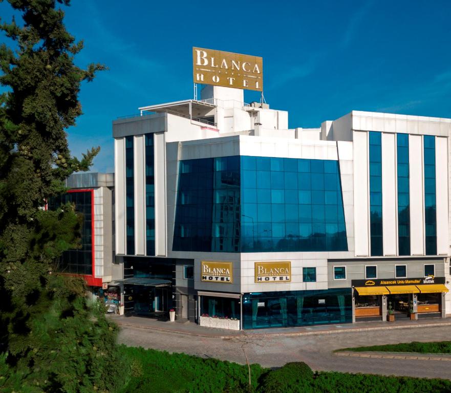 伊兹密尔布兰卡酒店的上面有标志的建筑