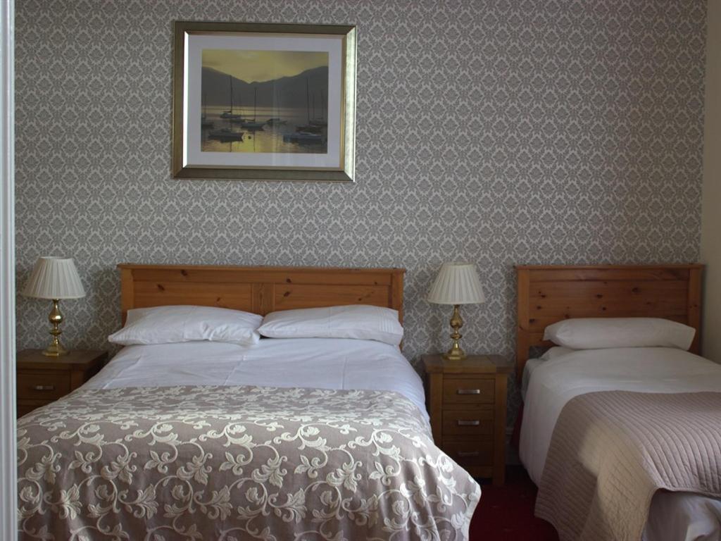 巴罗弗内斯欧姆斯吉尔宾馆的卧室配有两张床,墙上挂着一幅画