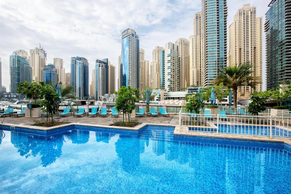 迪拜Al Majara by EMAAR, Dubai Marina的一座位于城市的游泳池,有高大的建筑