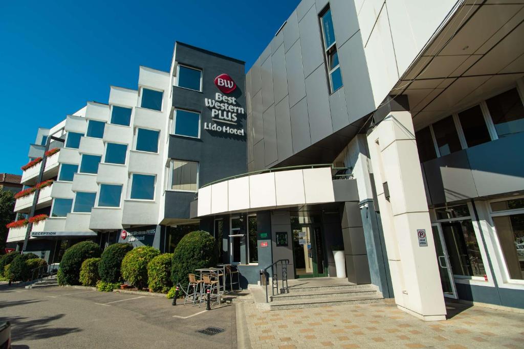 蒂米什瓦拉Best Western Plus Lido Hotel的带有读取医院信任的标志的建筑物