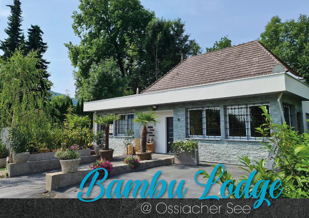博登斯多夫Bambu Lodge @ Ossiachersee的香蕉小屋花园中的家