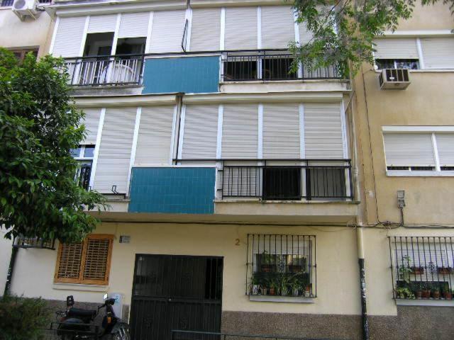 塞维利亚Piso en Sevilla Este的旁边带阳台的建筑