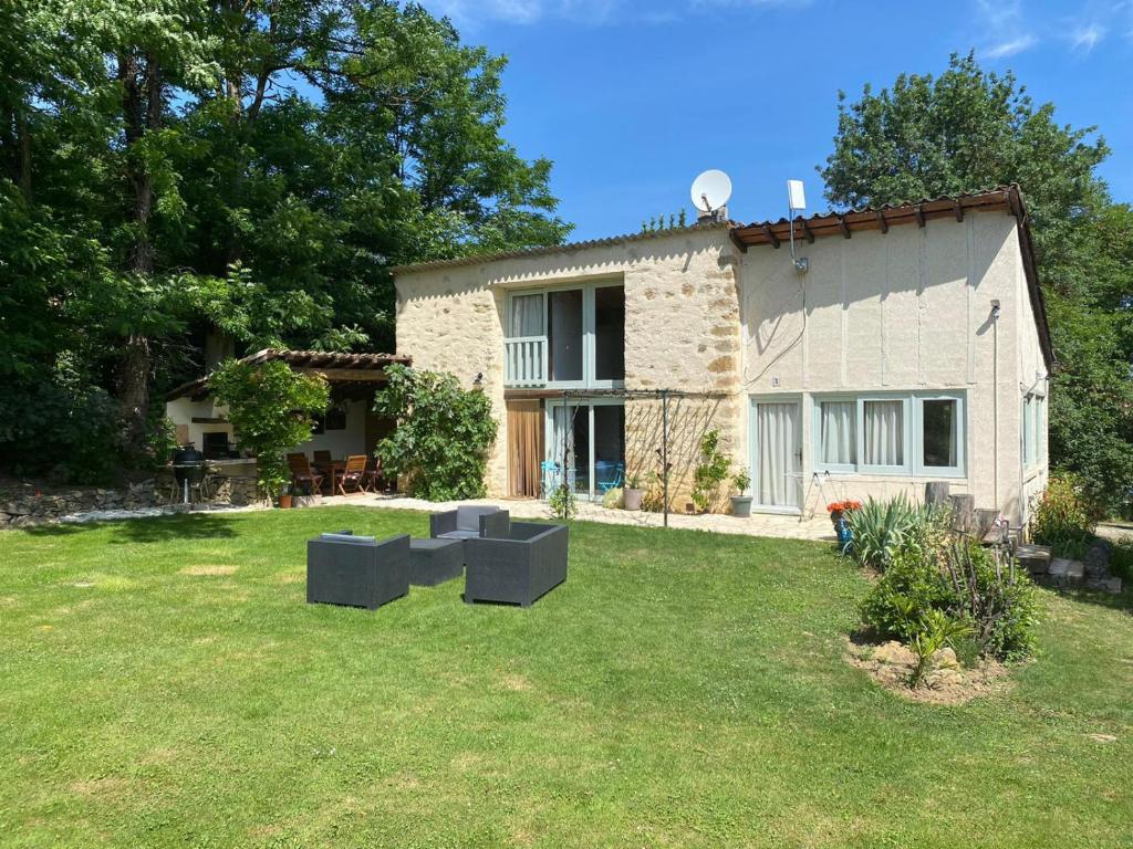 米尔普瓦Hameau de Montcabirol - Pyrénées的院子里带两张沙发的石头房子