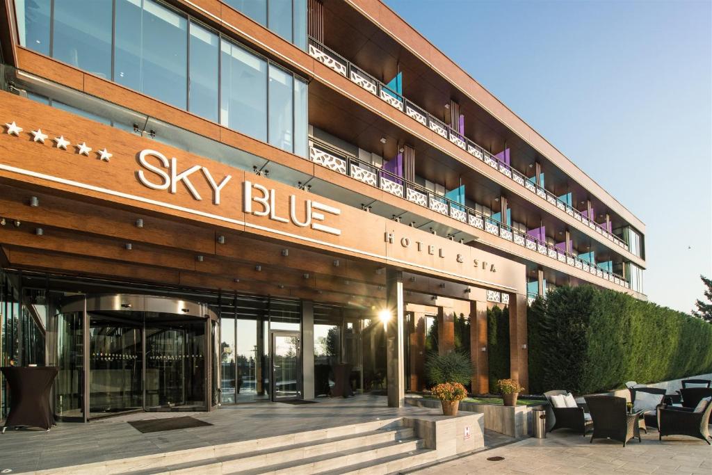 普洛耶什蒂天蓝温泉酒店的一座大建筑,上面有天蓝色的标志