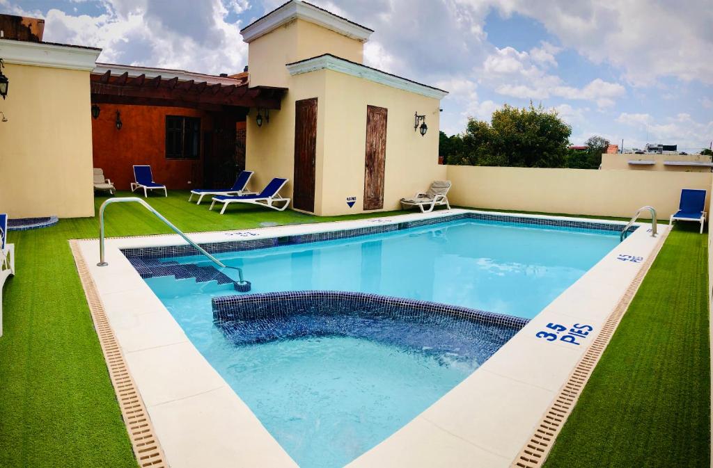 圣多明各帕拉西奥精品酒店的一座房子的院子内的游泳池