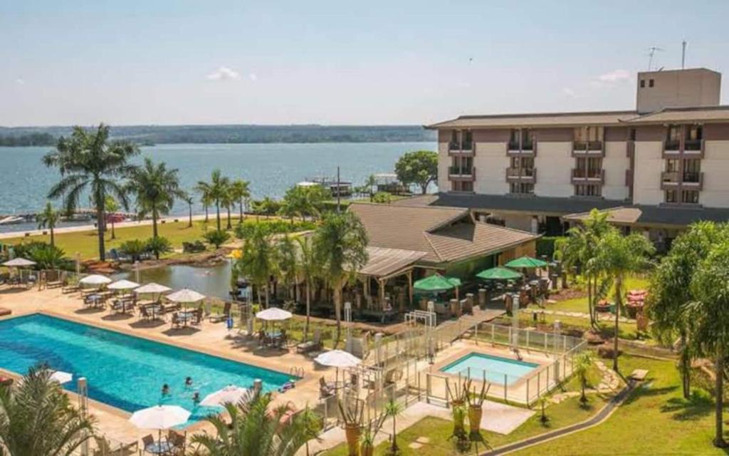 巴西利亚Flat no Life Resort a Beira Lago的享有带游泳池的度假村的空中景致
