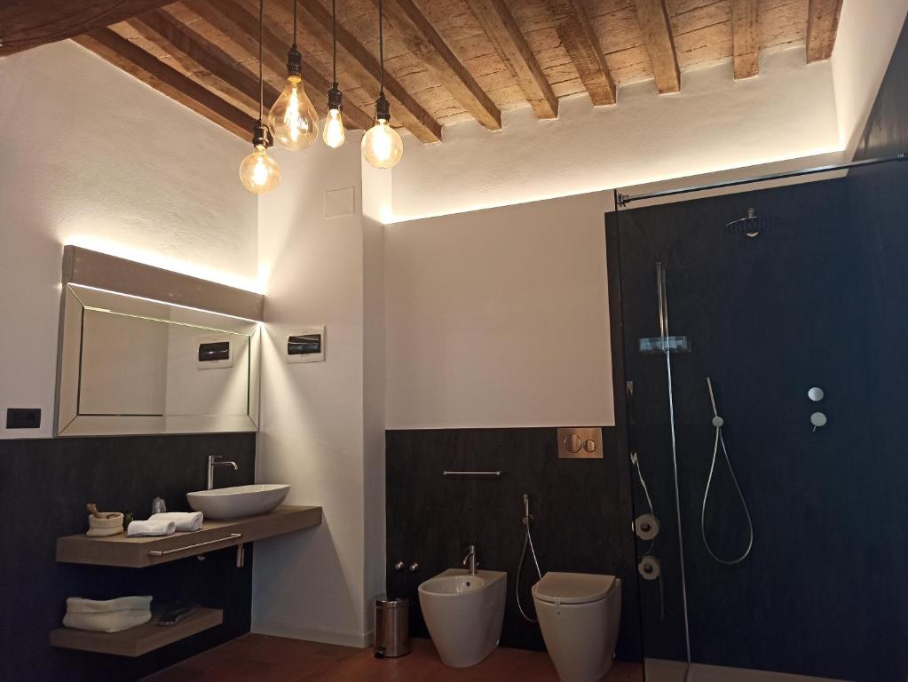 摩德纳La Corte Dei Sogni B&B的浴室设有2个卫生间、水槽和淋浴。