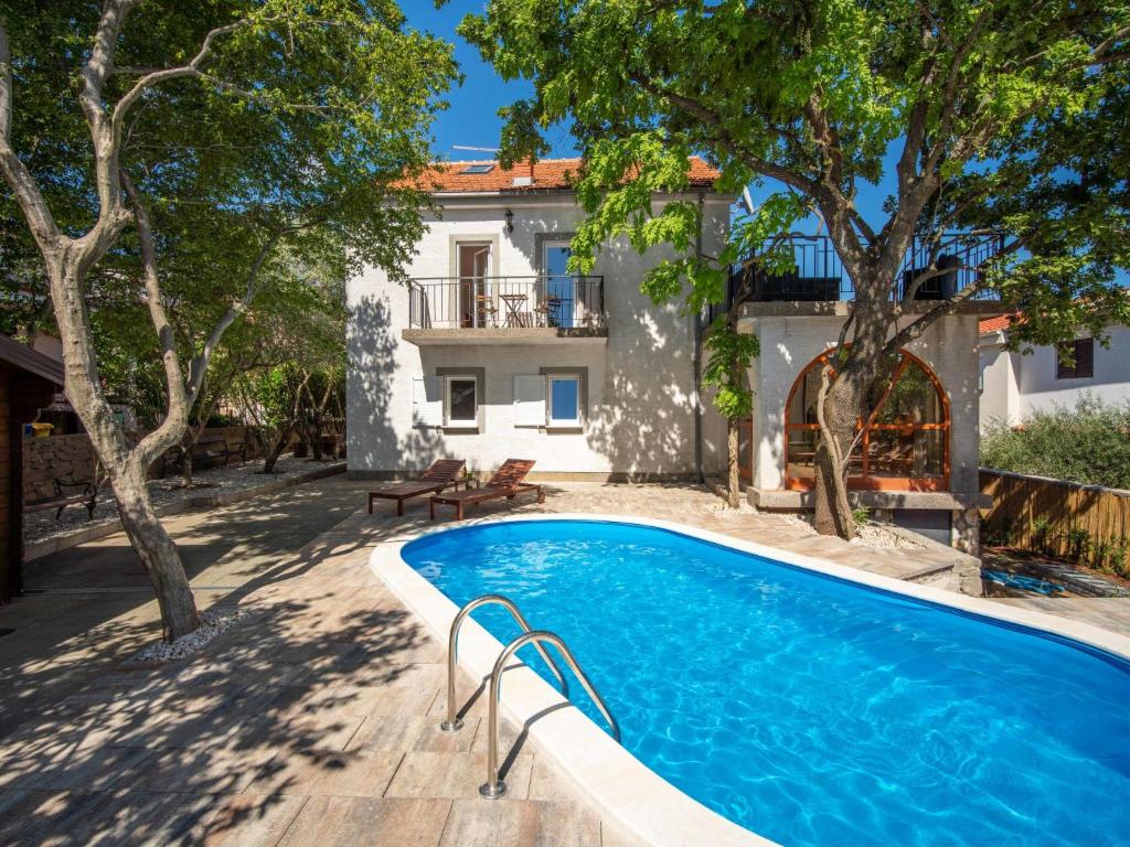 科尔尼奇Holiday Home Noveanni by Interhome的一座带游泳池和房子的别墅