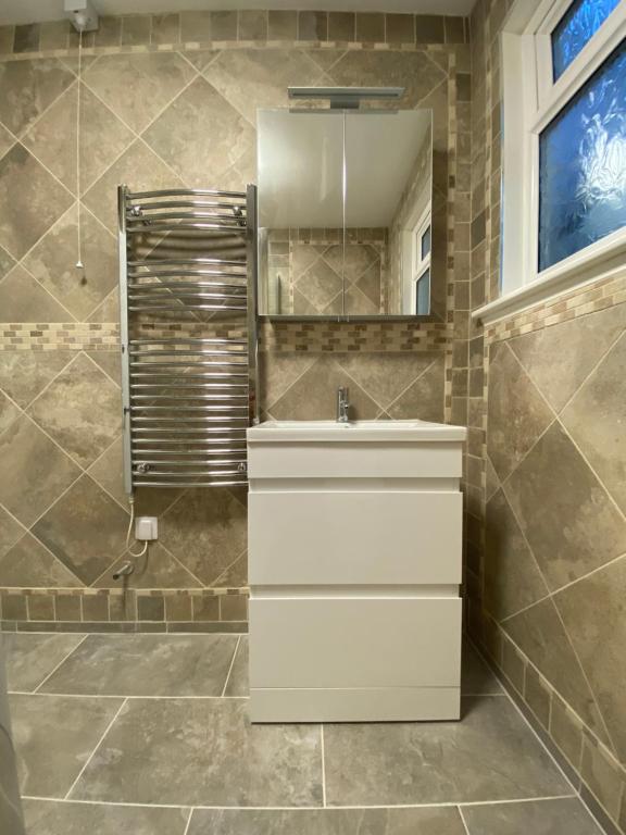 布德Eagle House Holiday Let的浴室设有白色水槽和镜子