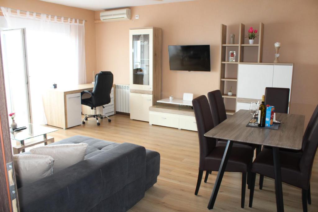 里耶卡Apartman Lovro的客厅配有沙发和桌子