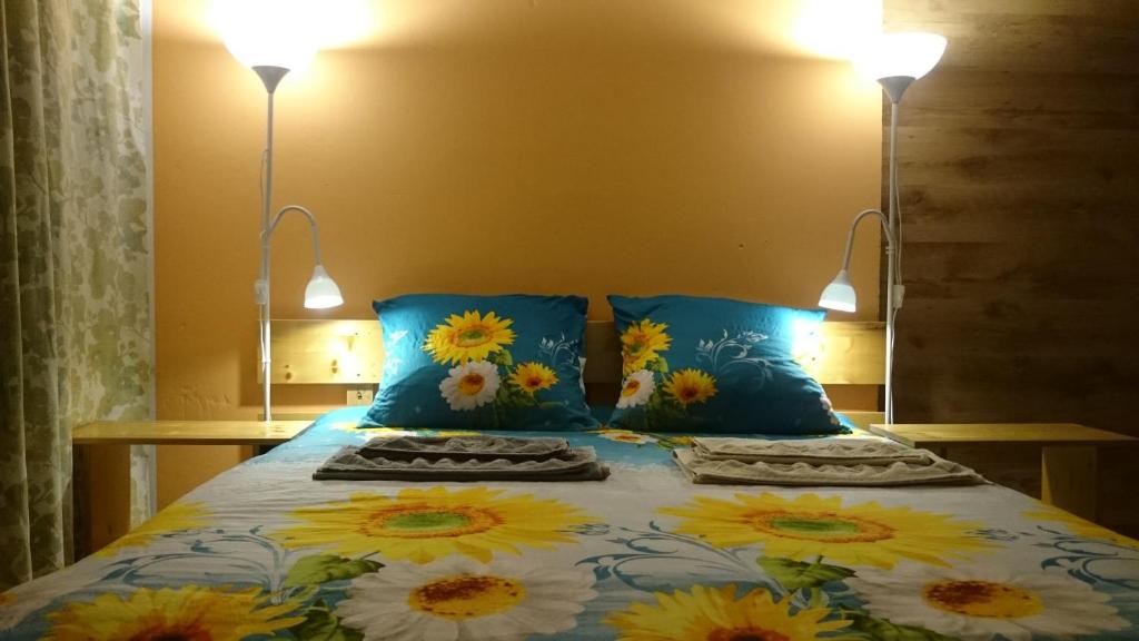 林巴日Willow Apartments的一张黄色和白色的床上