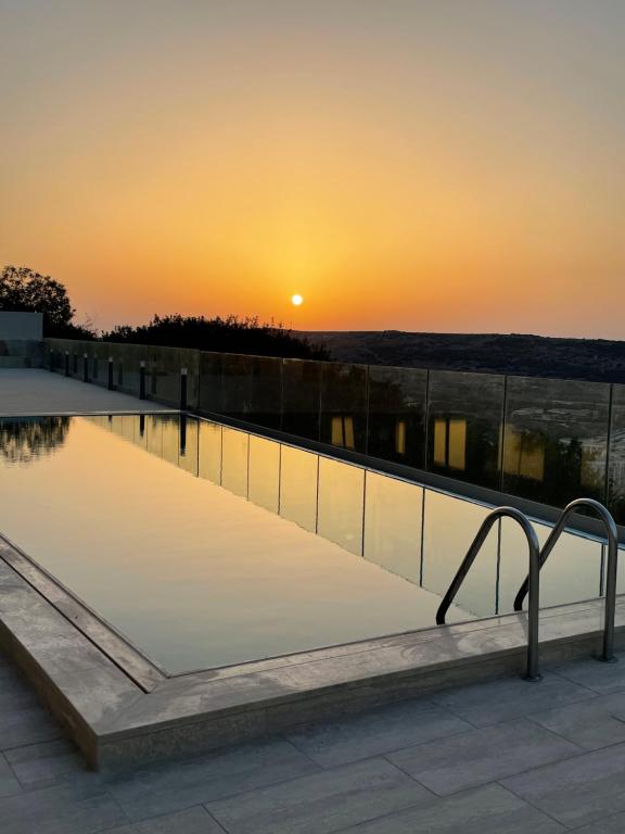 梅利哈Hotel VIU57的一座享有日落美景的游泳池