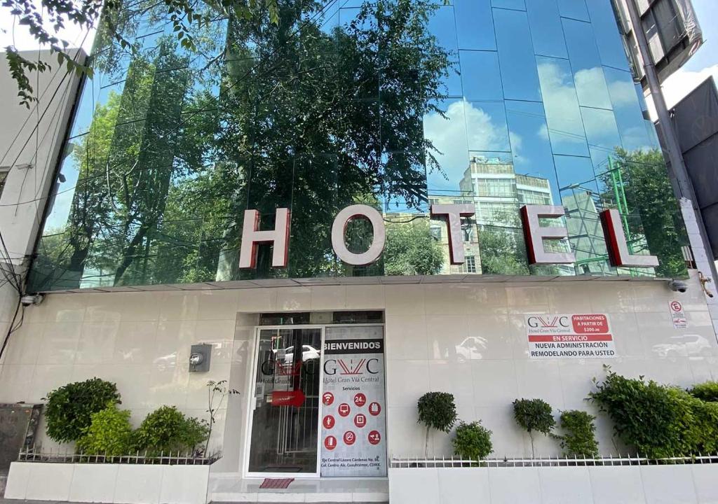 墨西哥城HOTEL GRAN VIA CENTRAL的带有酒店读物标志的建筑