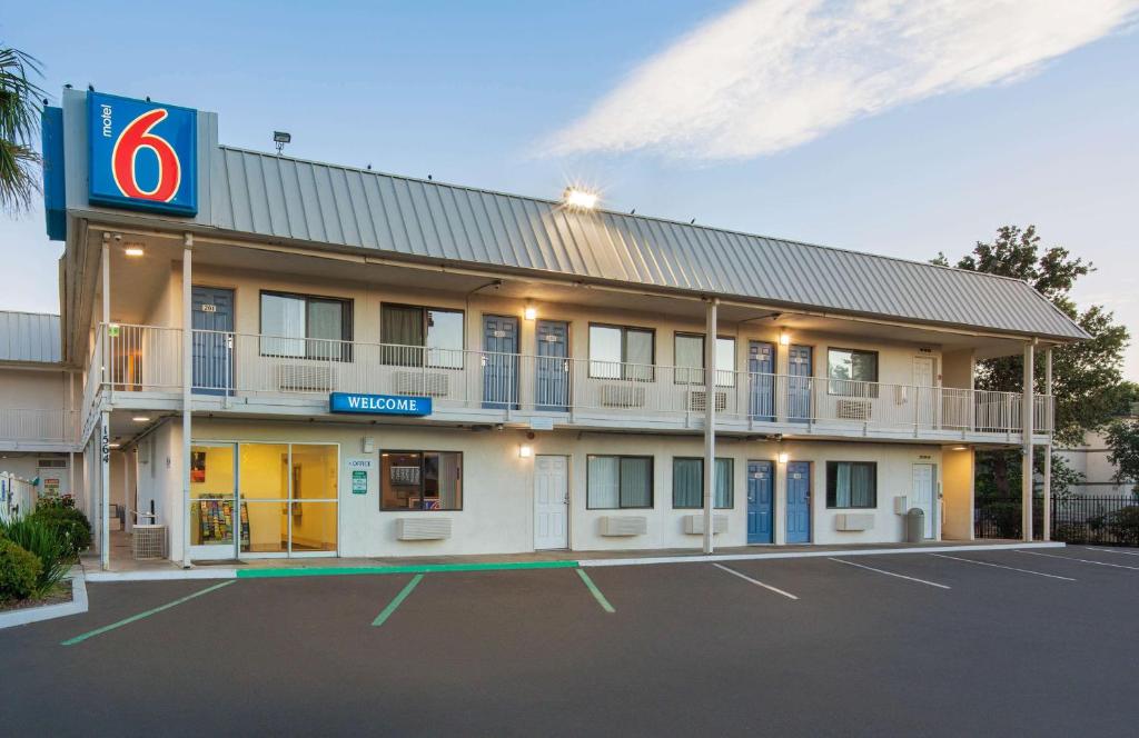 伍德兰Motel 6-Woodland, CA Sacramento Airport的前面有一个停车位的酒店