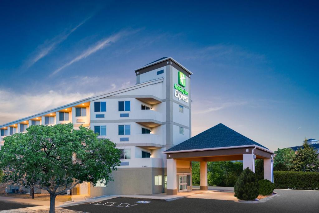 科罗拉多斯普林斯Holiday Inn Express & Suites Colorado Springs-Airport, an IHG Hotel的酒店前方的 ⁇ 染