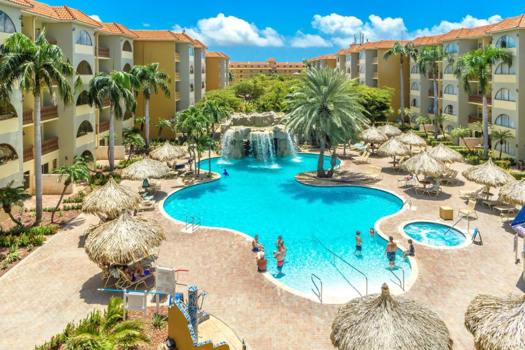 棕榈滩Eagle Aruba Resort的和人们一起在度假村游泳池的形象