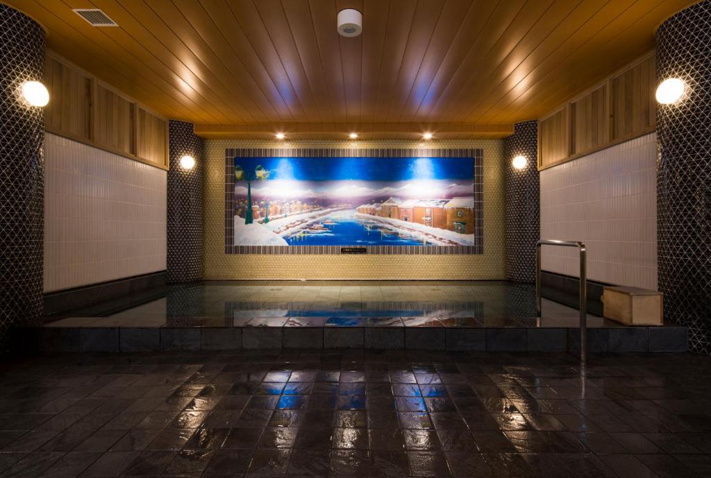 小樽小樽运河托丽芙特酒店的建筑墙上的一幅大画