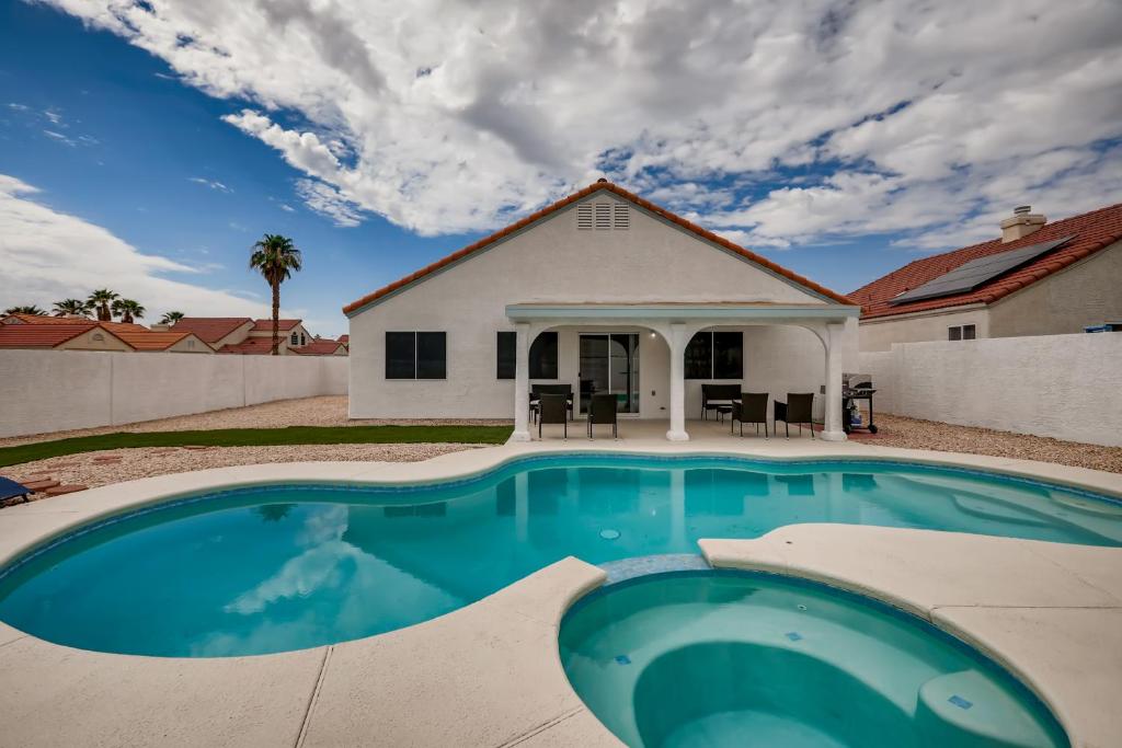 拉斯维加斯Luxurious House With A Pool, Spa, and Patio, Sleeps 6 Comfortably的房屋前的游泳池