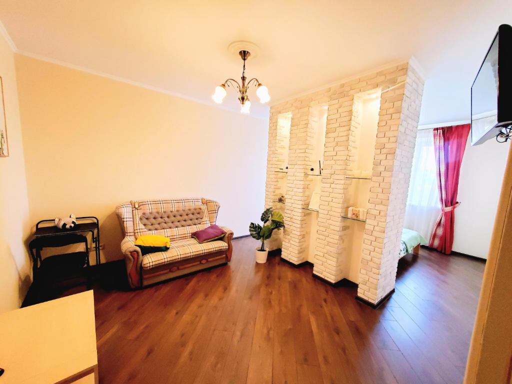 基辅Golosievo residence 60m2的带沙发和木地板的客厅