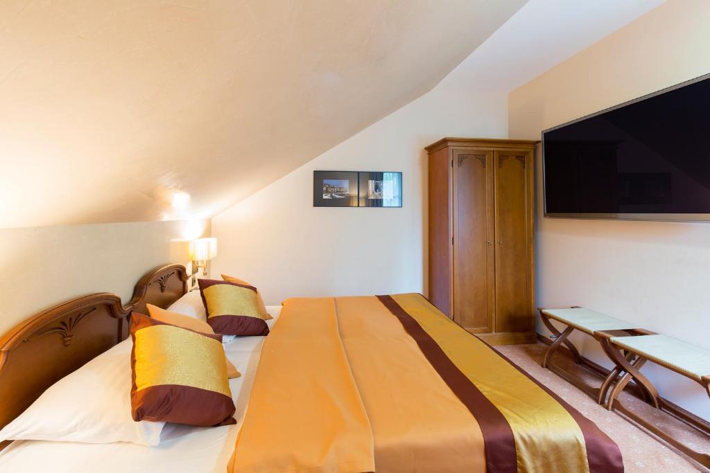 巴登赛克尔巴登酒店的一间酒店客房,配有一张大床和一台平面电视