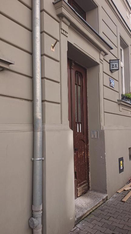 克拉科夫Cosy Apartment的建筑一侧的门,有杆