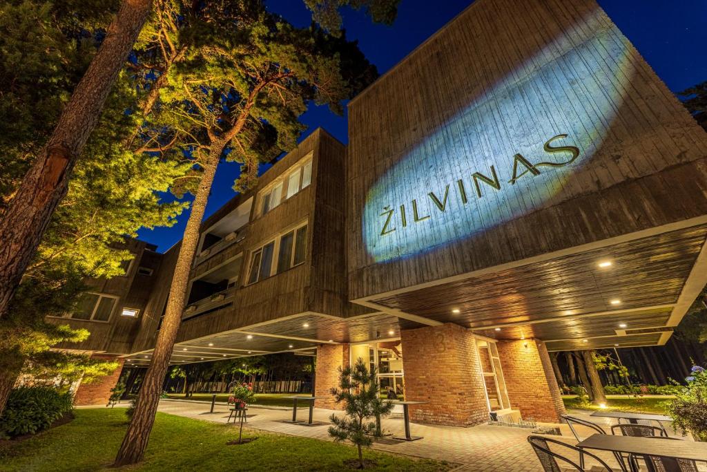 帕兰加Žilvinas Hotel的一座有读zilwaukeeas的标志的建筑