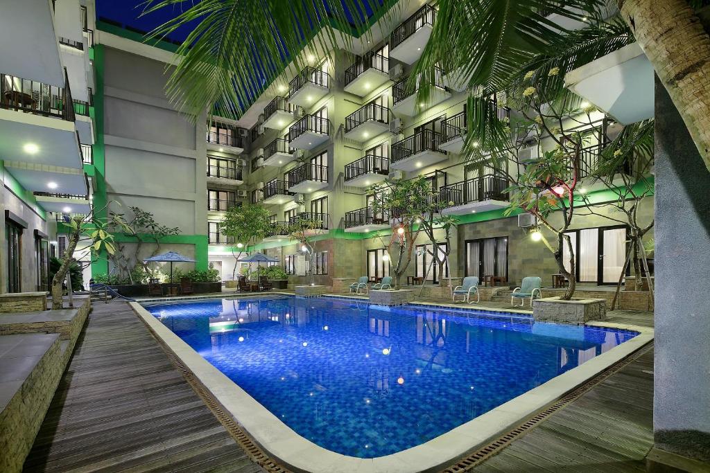 勒吉安Rofa Kuta Hotel - CHSE Certified的一座大型建筑,设有大型游泳池