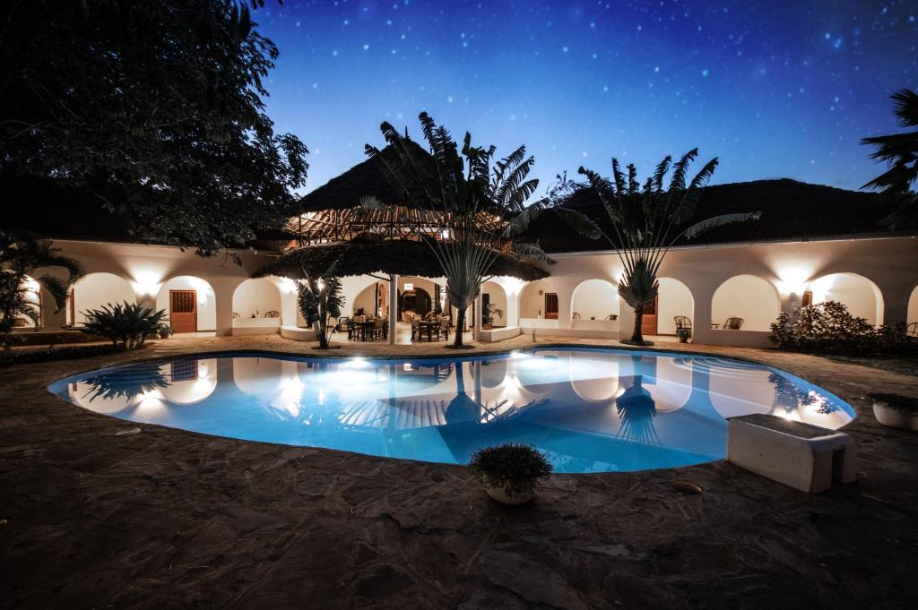 迪亚尼海滩Zarafa House的一座晚上设有游泳池的房子