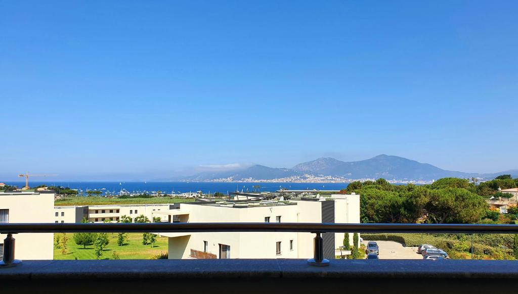 Grosseto-PrugnaLoCorse - Superbe appartement T2 avec une belle vue mer的阳台享有海景。