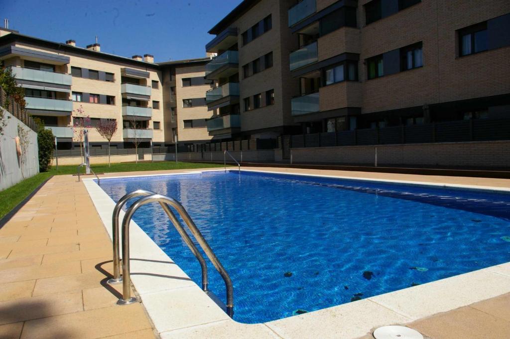 滨海托萨Apartamento PR 39 terraza y piscina Tossa de Mar的大楼前的游泳池