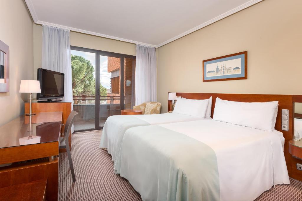 马德里Hotel Madrid Alameda Aeropuerto, Affiliated by Meliá的酒店客房设有一张大床和一台电视。